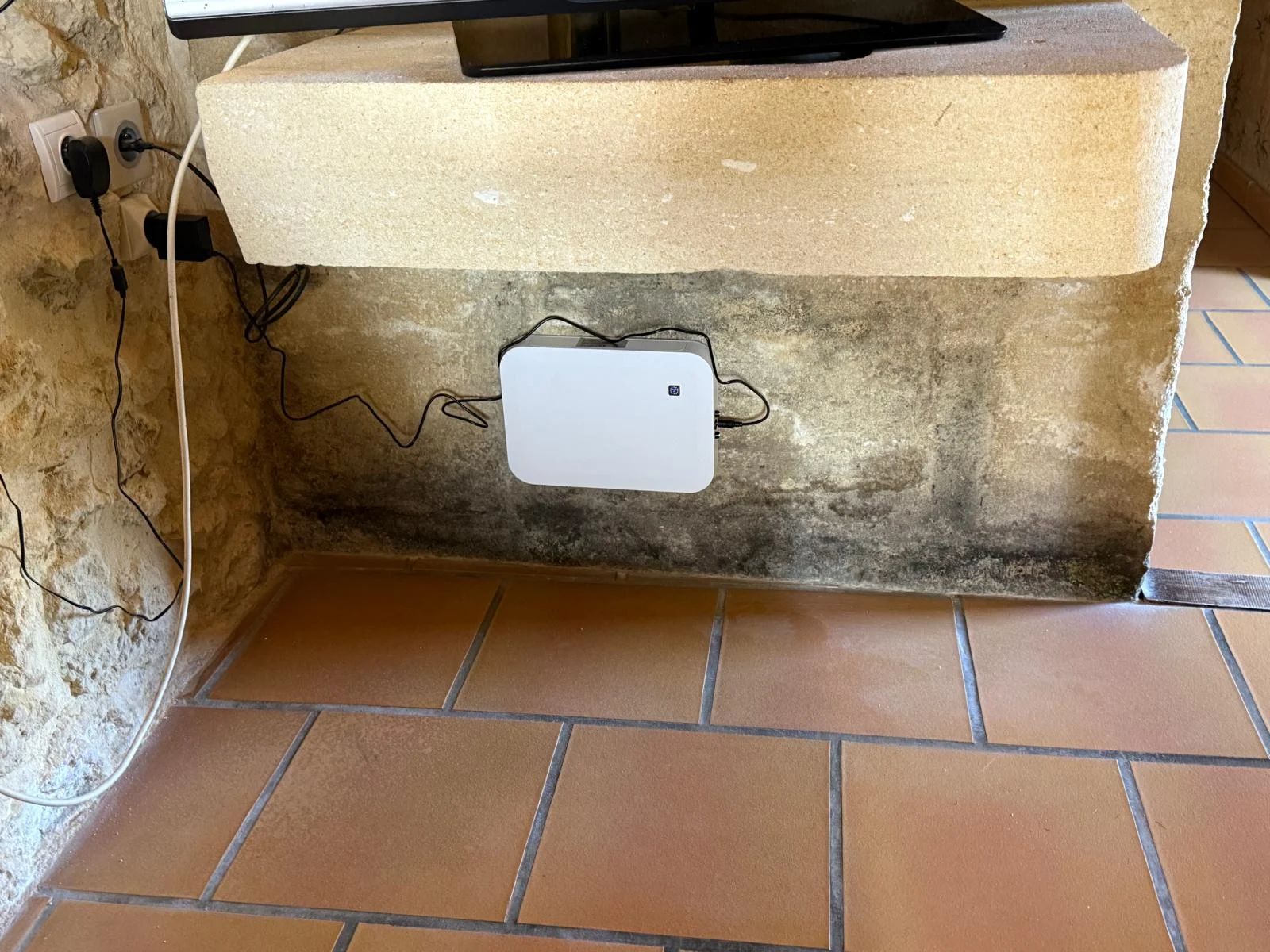 Traitement remontées capillaires Haux - Pose d'un Inverseur de Polarité Électromagnétique IPE 32